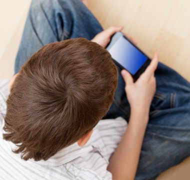 Çocuk akıllı telefon ile