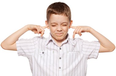 Boy kulakları kapalı