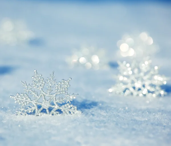 Copos de nieve en la nieve — Foto de Stock