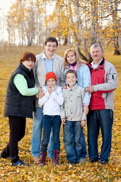 Sonbahar parkında bir aile — Stok fotoğraf