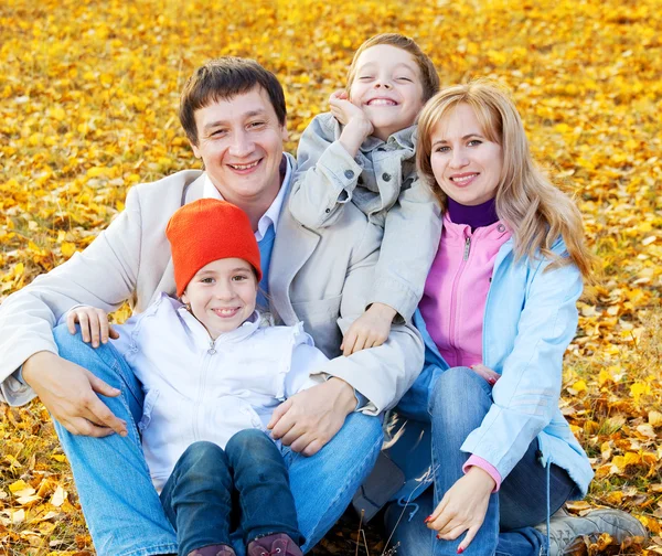 Familj i höstparken — Stockfoto