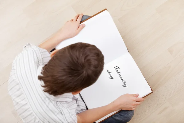 Menino leitura livro — Fotografia de Stock