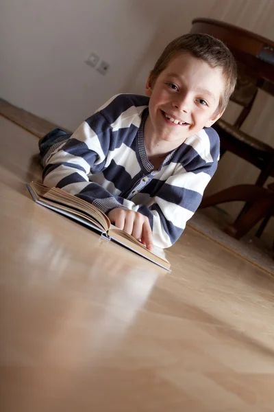 Jongen reeding boek — Stockfoto