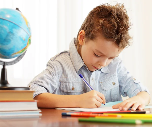 Chico hace clases de casa —  Fotos de Stock