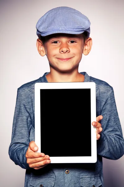 Счастливый мальчик с планшетным компьютером — стоковое фото