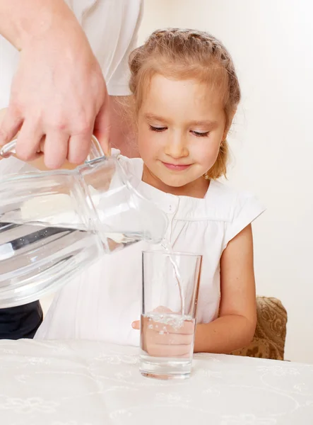 Dziecko z szkła dzban wody — Zdjęcie stockowe
