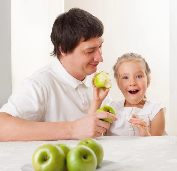 Семья с яблоками — стоковое фото