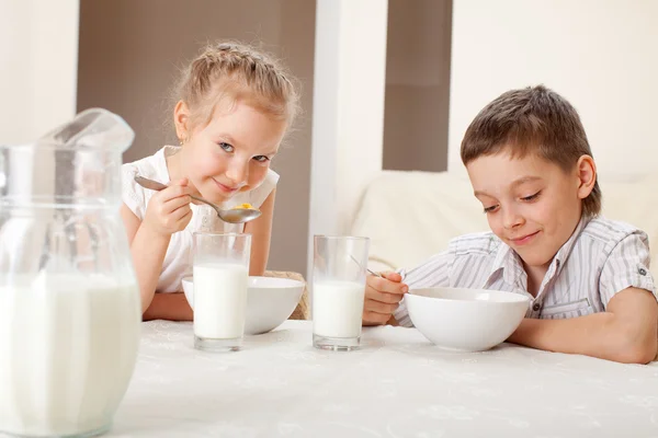 Barnen äter frukost — Stockfoto