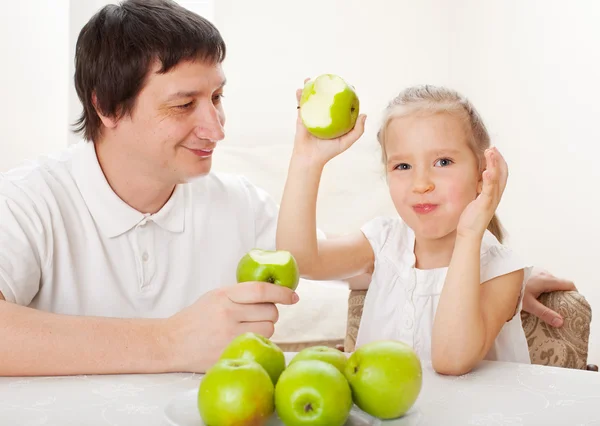 Familie mit Äpfeln — Stockfoto