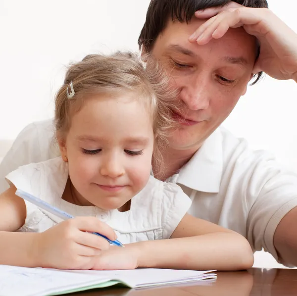 Far att hjälpa dotter — Stockfoto