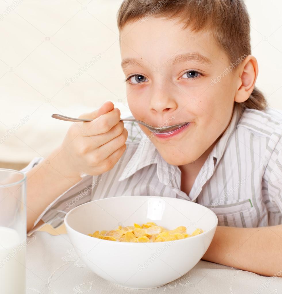 Child eat breakfast