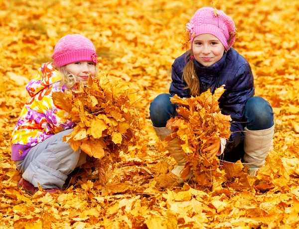 Kinderen in het najaar park — Stockfoto