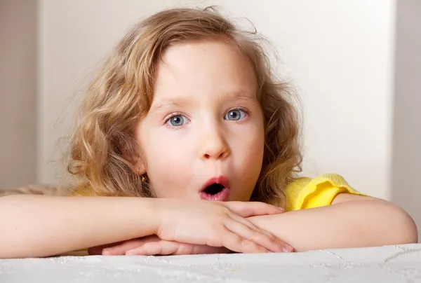 Retrato chica sorprendida —  Fotos de Stock