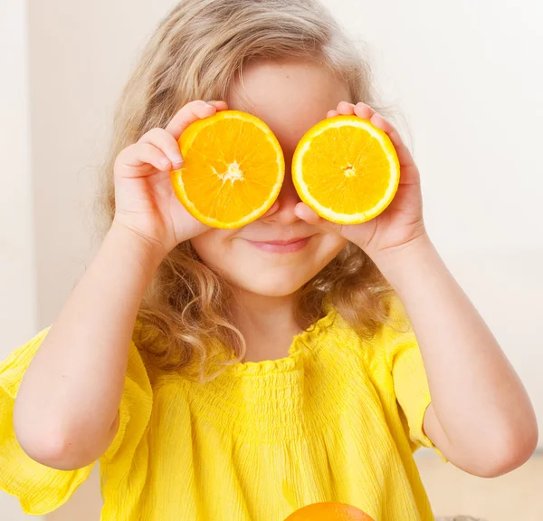Ребёнок с апельсином — стоковое фото