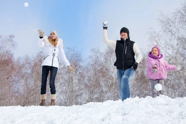 Lycklig familj spelar snöboll — Stockfoto