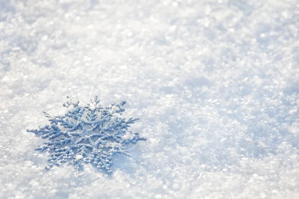 Copos de nieve en la nieve — Foto de Stock