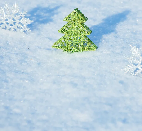 Рождественская елка на снегу — стоковое фото