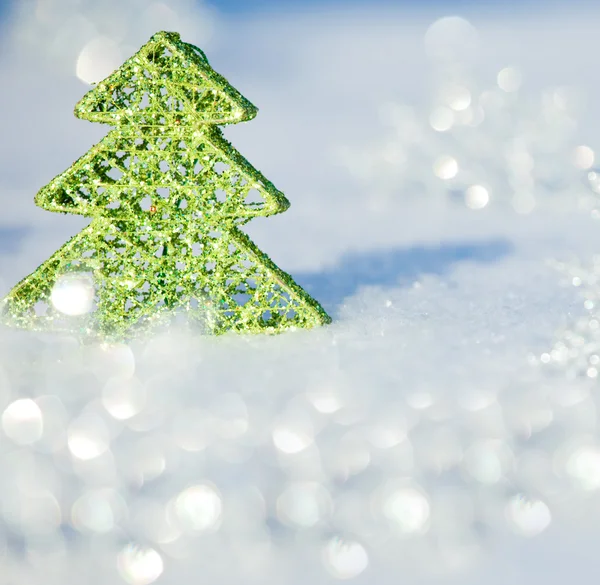 Árbol de Navidad en la nieve —  Fotos de Stock