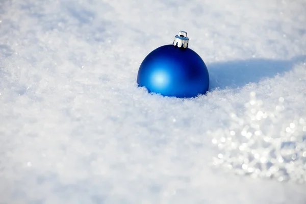 Bola de Navidad en la nieve —  Fotos de Stock