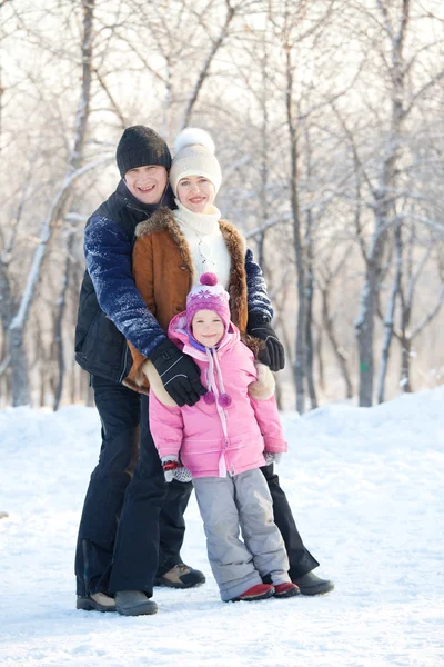 Familjen promenader i en winter park — Stockfoto