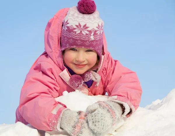 Bambino felice nel parco invernale — Foto Stock