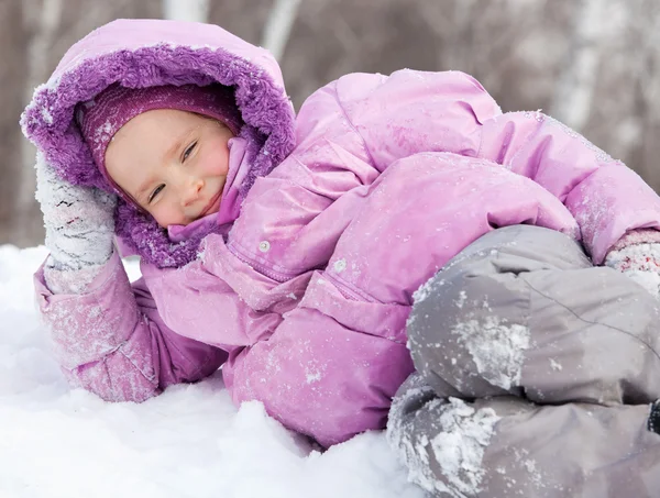 在冬季公园快乐的女孩 — 图库照片
