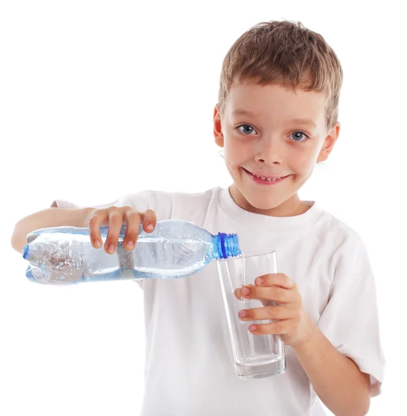 Παιδί που χύνουν το νερό σε ένα ποτήρι — Φωτογραφία Αρχείου