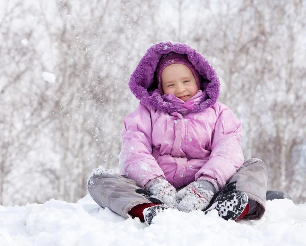 Enfant heureux dans le parc d'hiver — Photo