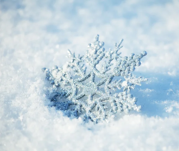 Flocos de neve na neve — Fotografia de Stock