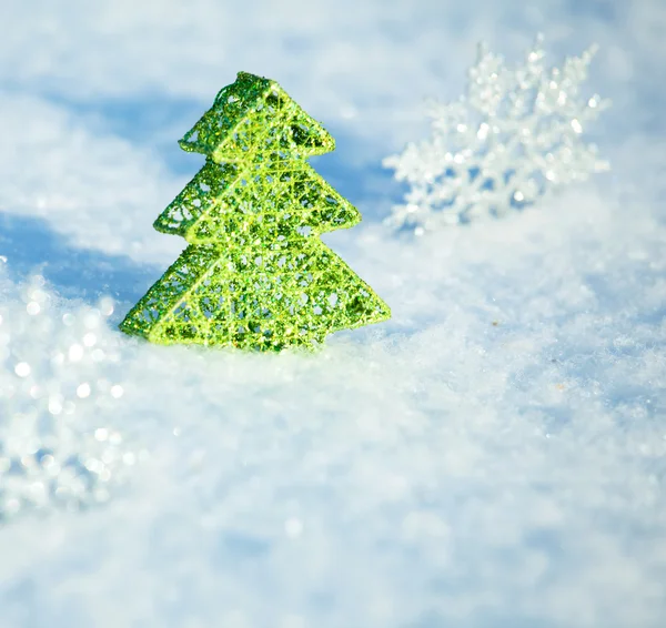 Árvore de natal na neve — Fotografia de Stock