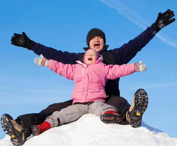 Felicidade pai com filha no parque de inverno — Fotografia de Stock