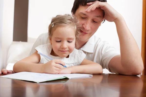 Padre ayudando a hija — Foto de Stock