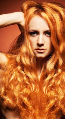 moda şehvetli redhead genç bir kadın portresi