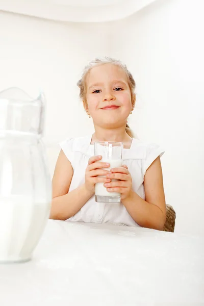 Bambino con brocca di vetro latte — Foto Stock