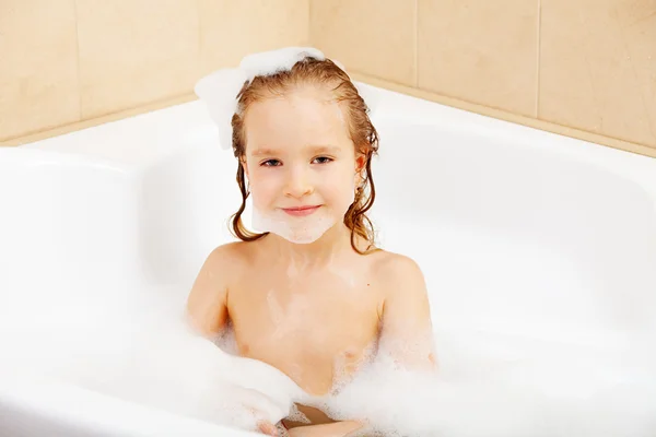 Kind in de badkuip — Stockfoto