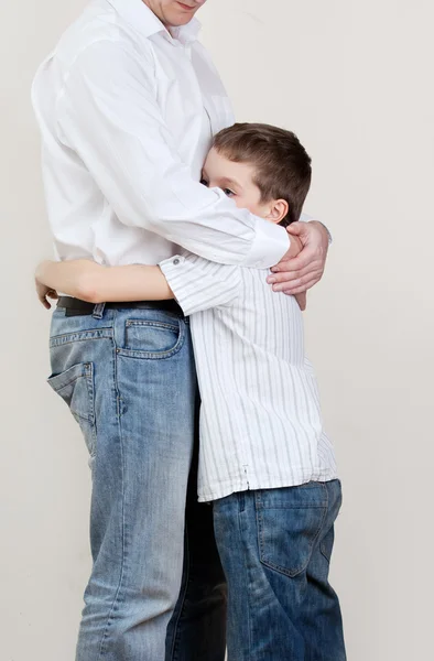 Vader comfort een triest kind — Stockfoto