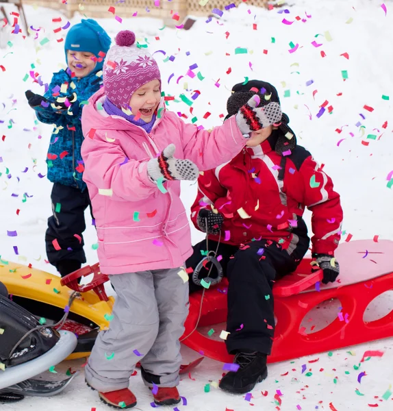 Niños en invierno — Foto de Stock