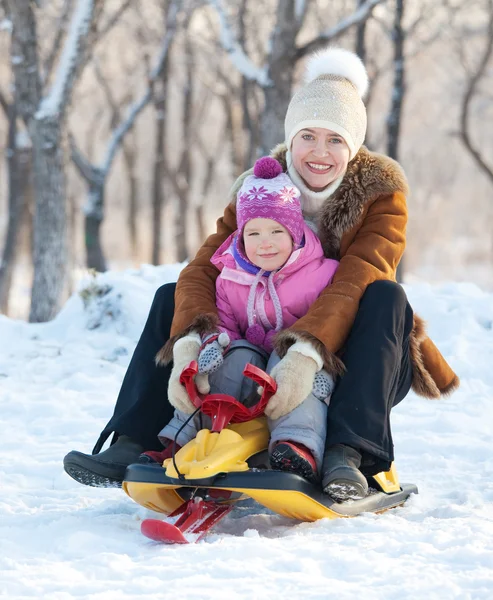 Familjen promenader i en winter park — Stockfoto