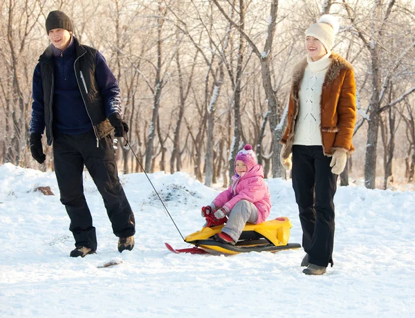 Familie geht im Winterpark spazieren — Stockfoto