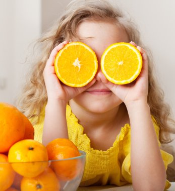 Çocuk portakal ile