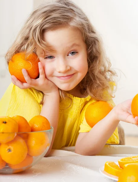 Kind mit Orangen — Stockfoto