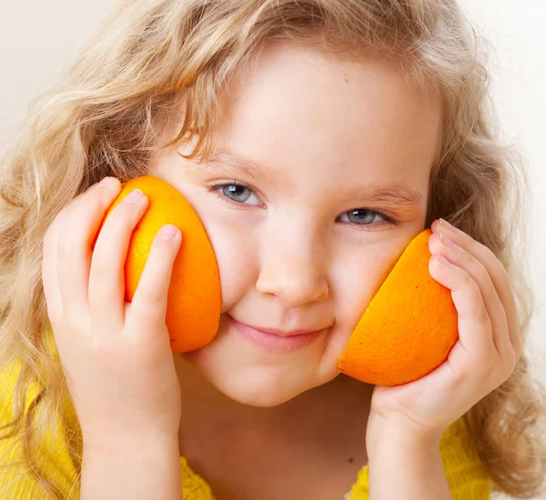 Niño con naranjas —  Fotos de Stock