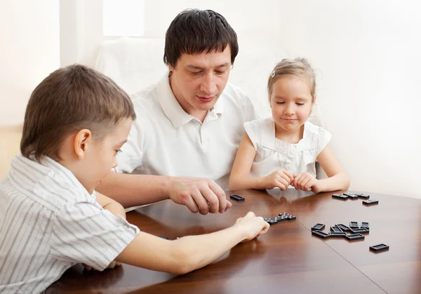 Famiglia che gioca a domino — Foto Stock