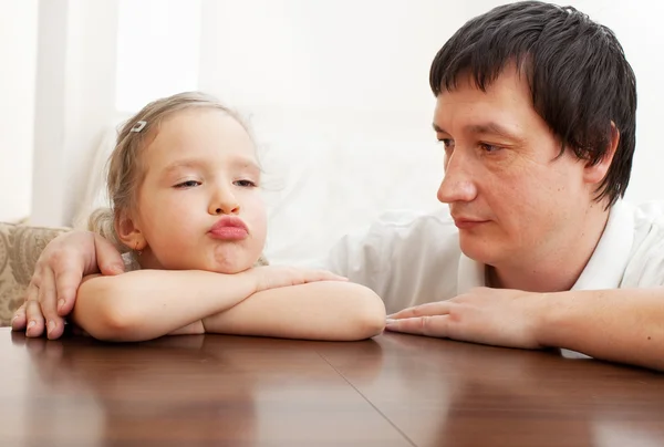 Vader comfort een triest meisje — Stockfoto