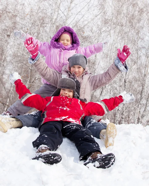 Crianças felizes no parque de inverno — Fotografia de Stock