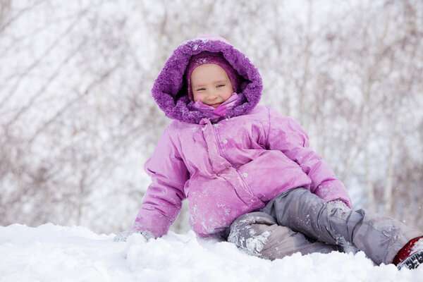 Счастливый ребенок в зимнем парке
