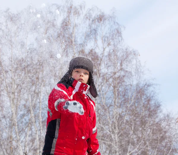 Szczęśliwy chłopiec w winter park — Zdjęcie stockowe