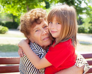 Büyükanne torunu ile