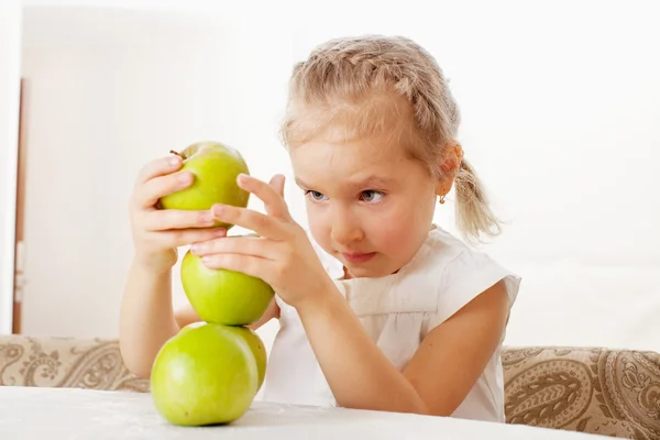 Niño con manzanas —  Fotos de Stock