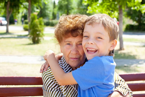 Grootmoeder met kleinkind — Stockfoto